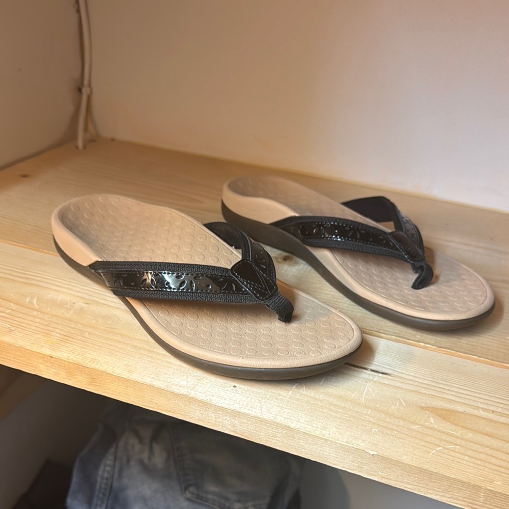 Vionic Black and Tan Flip-Flop Sandals